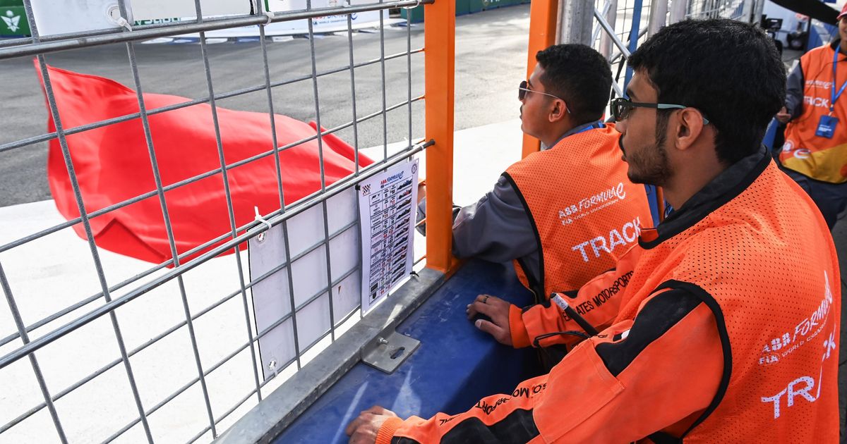 What does each flag and caution mean in Formula E?