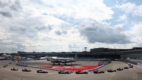 berlin tempelhof plane hairpin season 11