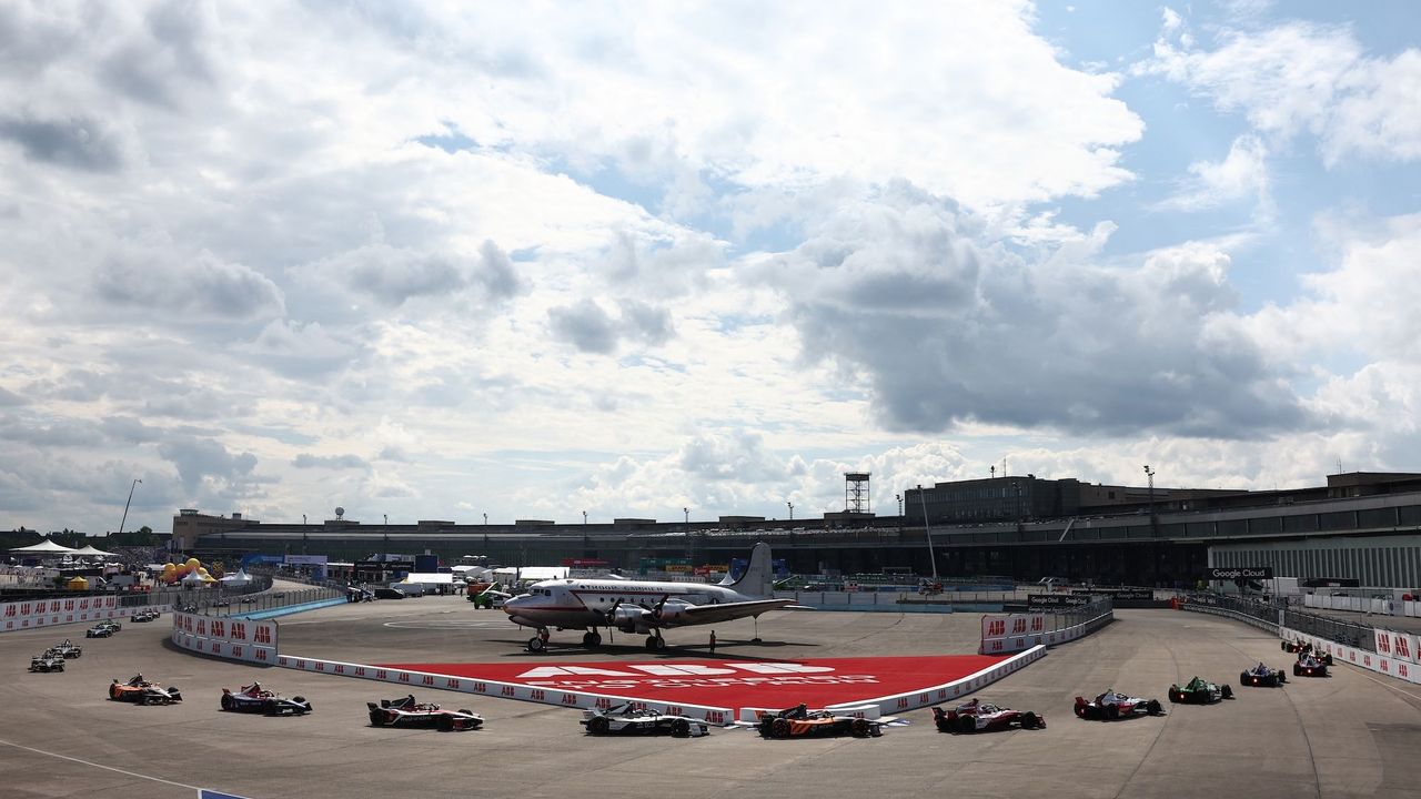 berlin tempelhof plane hairpin season 11