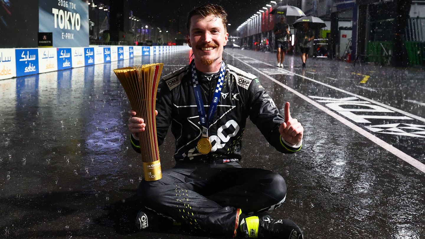 Dan Ticktum celebrating after winning the 2026 Tokyo E-Prix night race